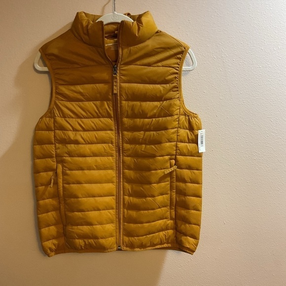 Amazon essentials, puffy vest, extra small new with tags. - Picture 1 of 3